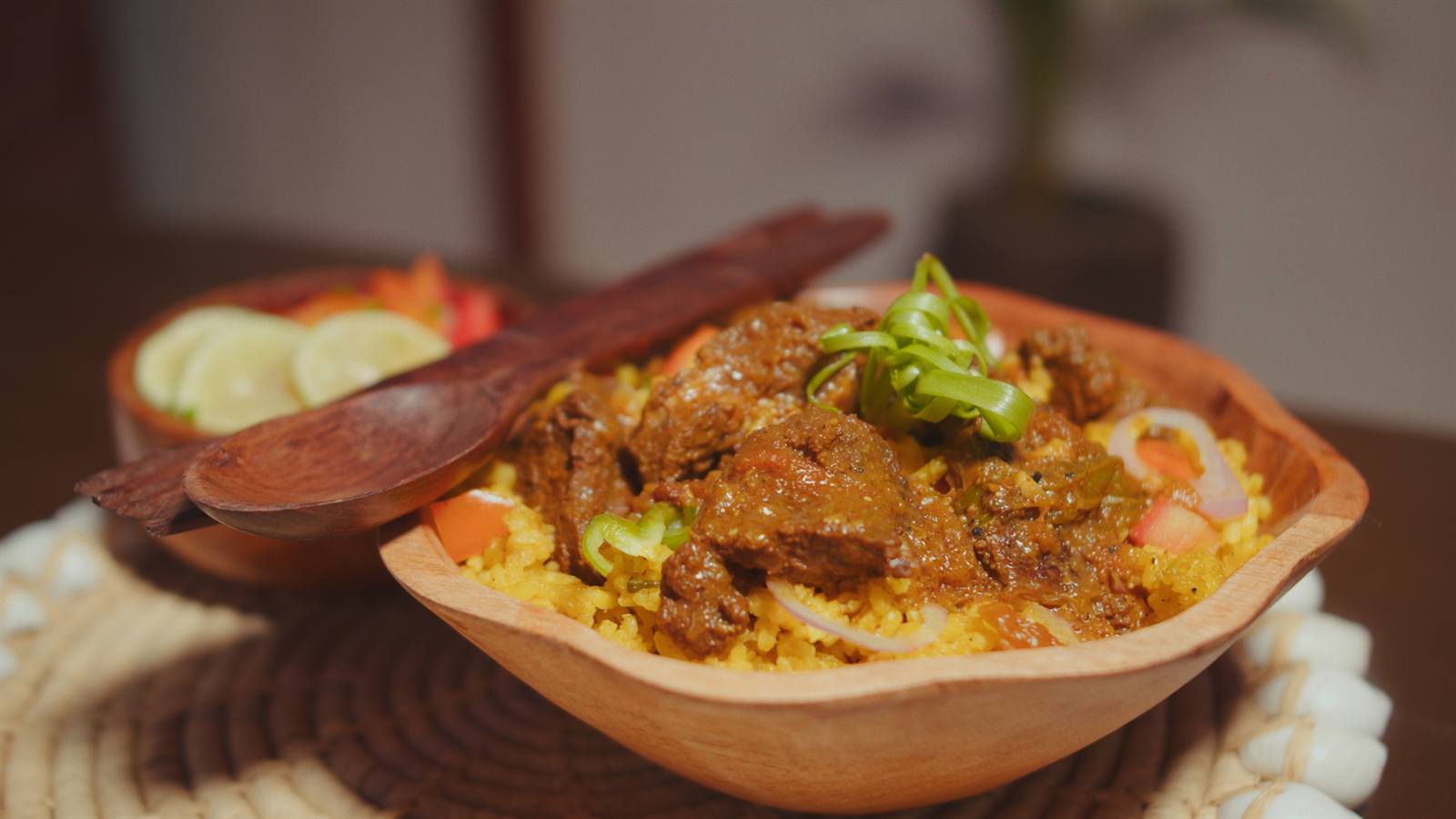 Plat mijoté au coco servi sur riz safrané