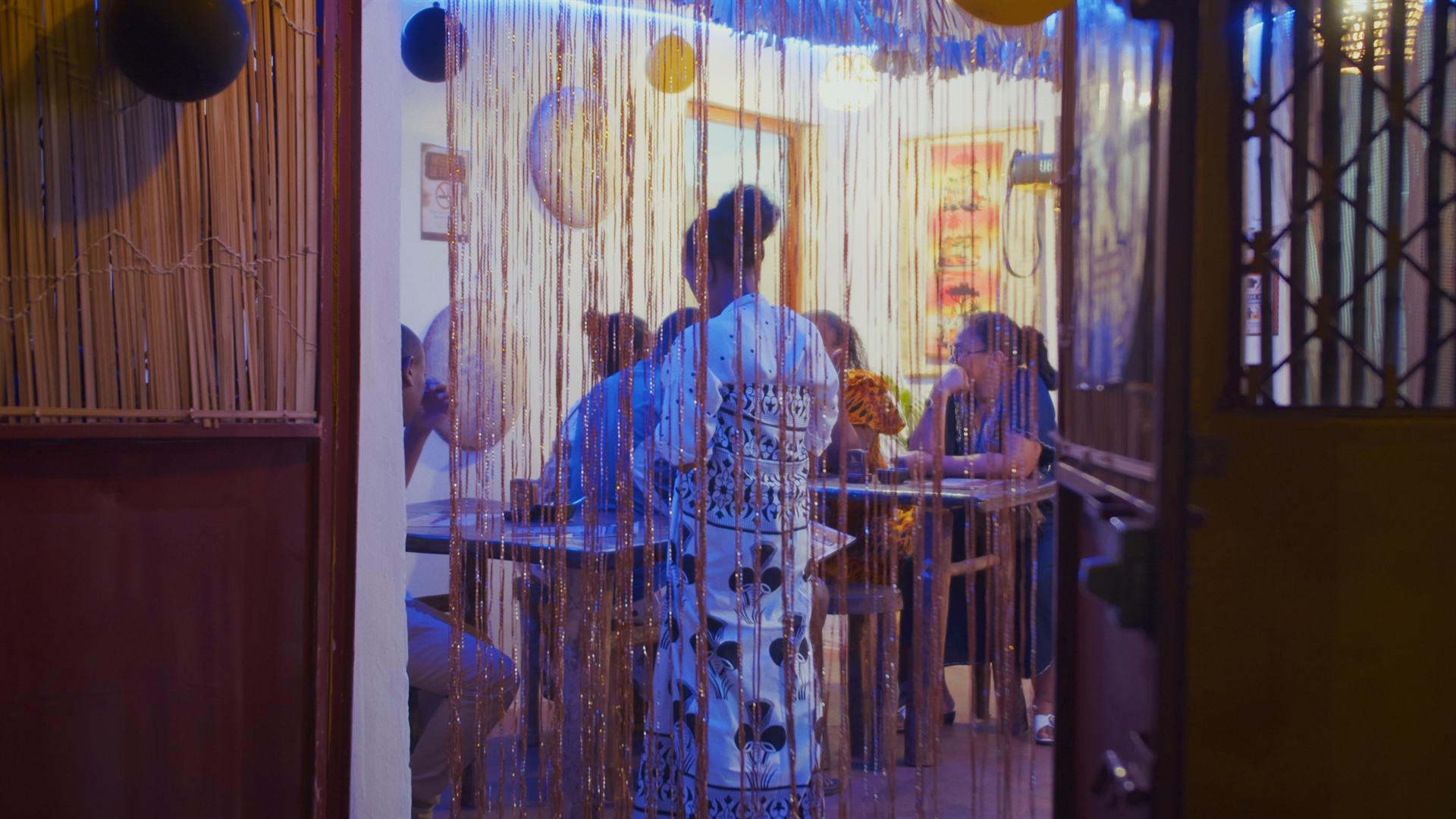 Service en salle au restaurant Tsiro Sakalava à Mahajanga